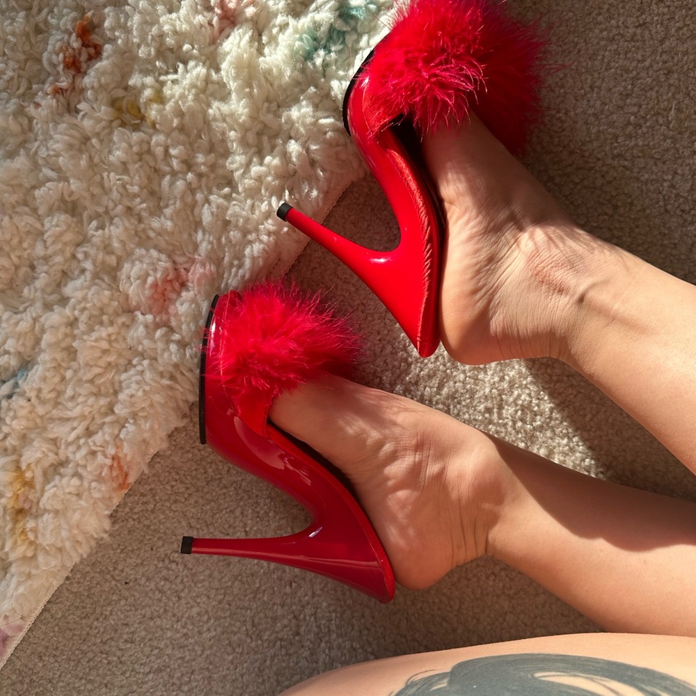 Fabulicious Poise Red Feathered Heels